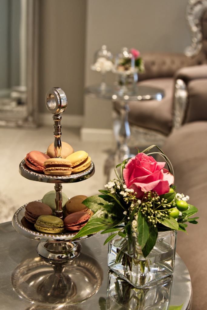 Brautmode Eden Macarons und Rose auf dem Tisch