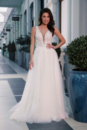 Natali Bridal elegantes Hochzeitskleid von vorne