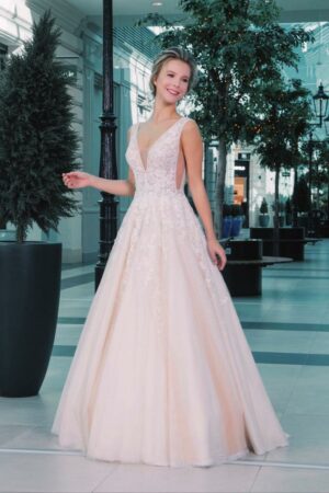 Brautkleid aus der ELITA Kollektion von vorne