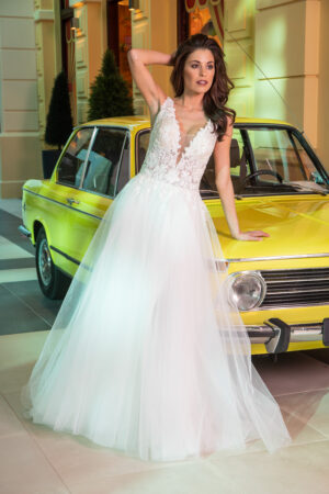 Brautkleid aus der PERLA Kollektion von vorne vor gelbem Auto