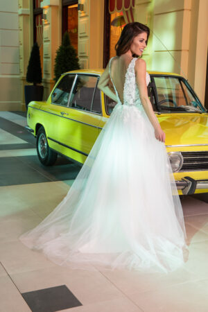 Brautkleid aus der PERLA Kollektion von hinten vor gelbem Auto