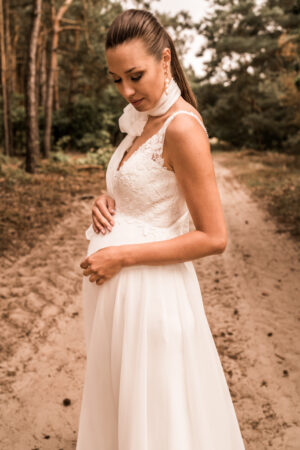 Brautkleid für schwangere Frauen Gala Mamissima M22, 57 seitlich mit Babybauch