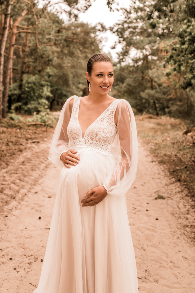 Hochzeitskleid für schwangere Frauen Gala Mamissima M22, 60 von vorne mit Babybauch