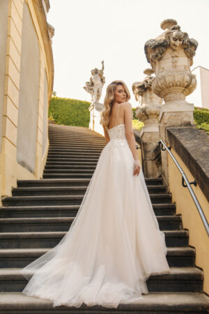 Hochzeitskleid aus der ALISON Kollektion von hinten auf einer Treppe