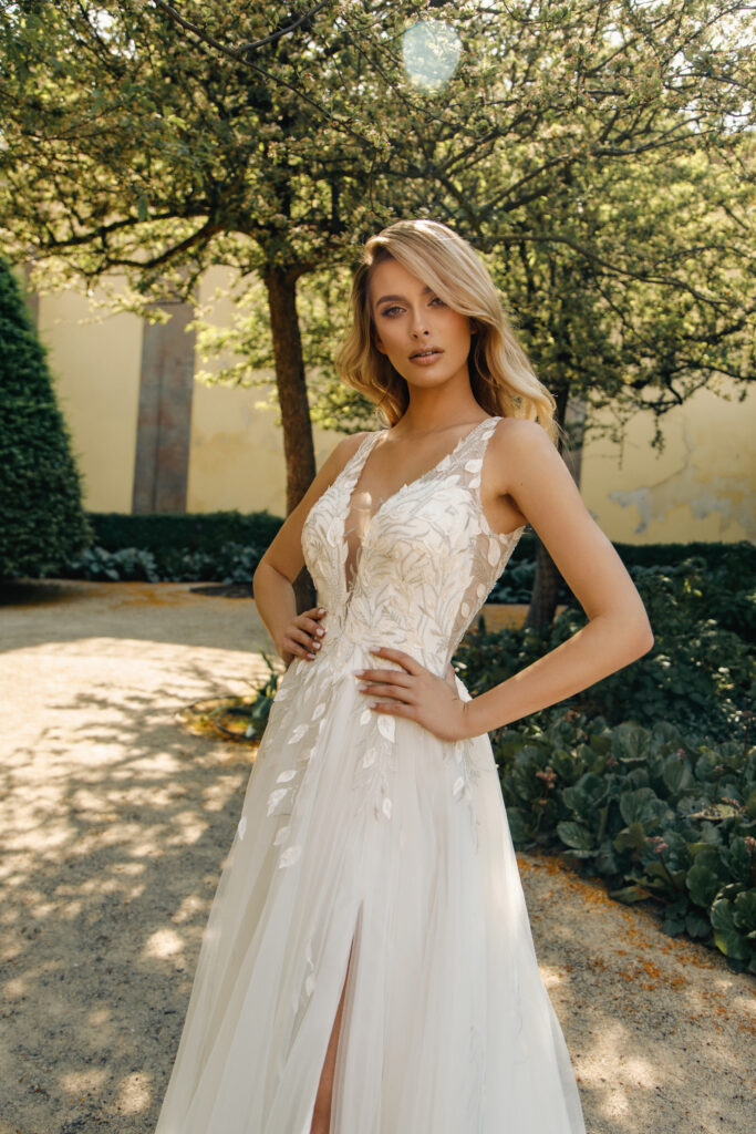 Natali Bridal Brautkleid aus der MILANI Kollektion im Park vor einem Baum