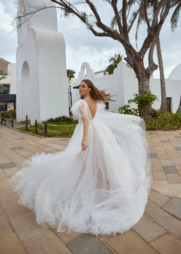 Libelle Esperienza Hindy Hochzeitskleid mit großem Tüllrock der im Wind schwingt