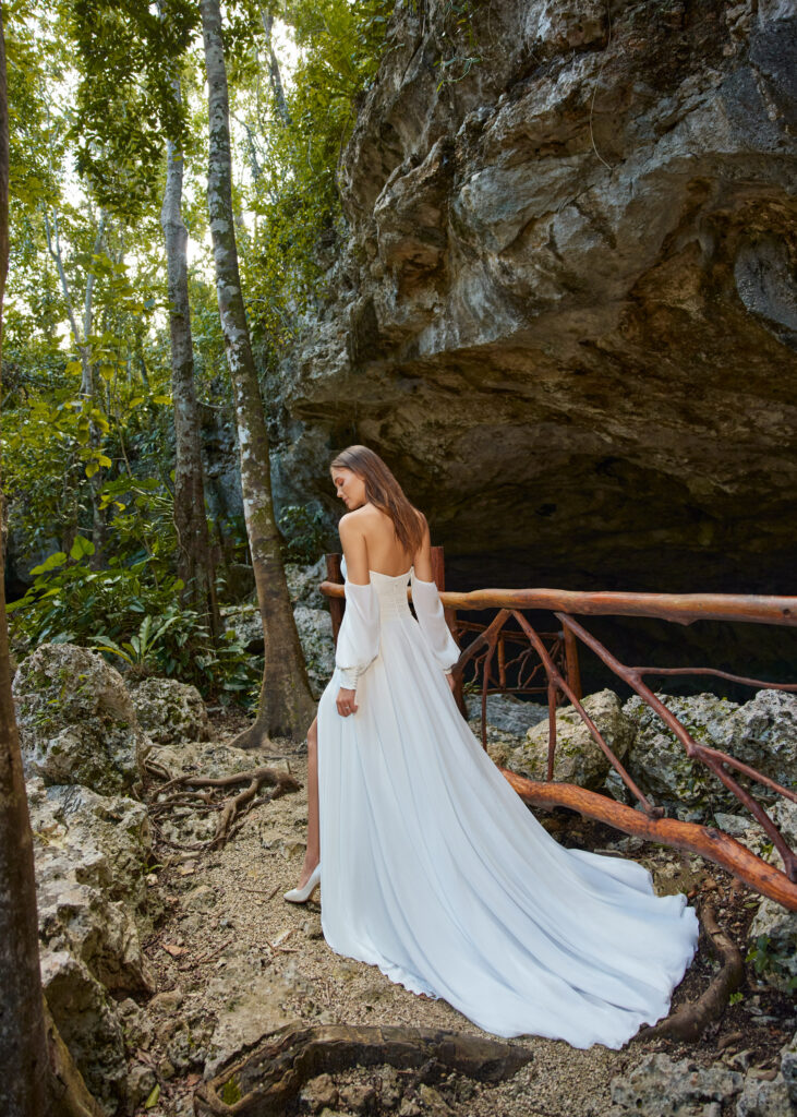Libelle Esperienza Hochzeitskleid Hollis von hinten mit langer Schleppe