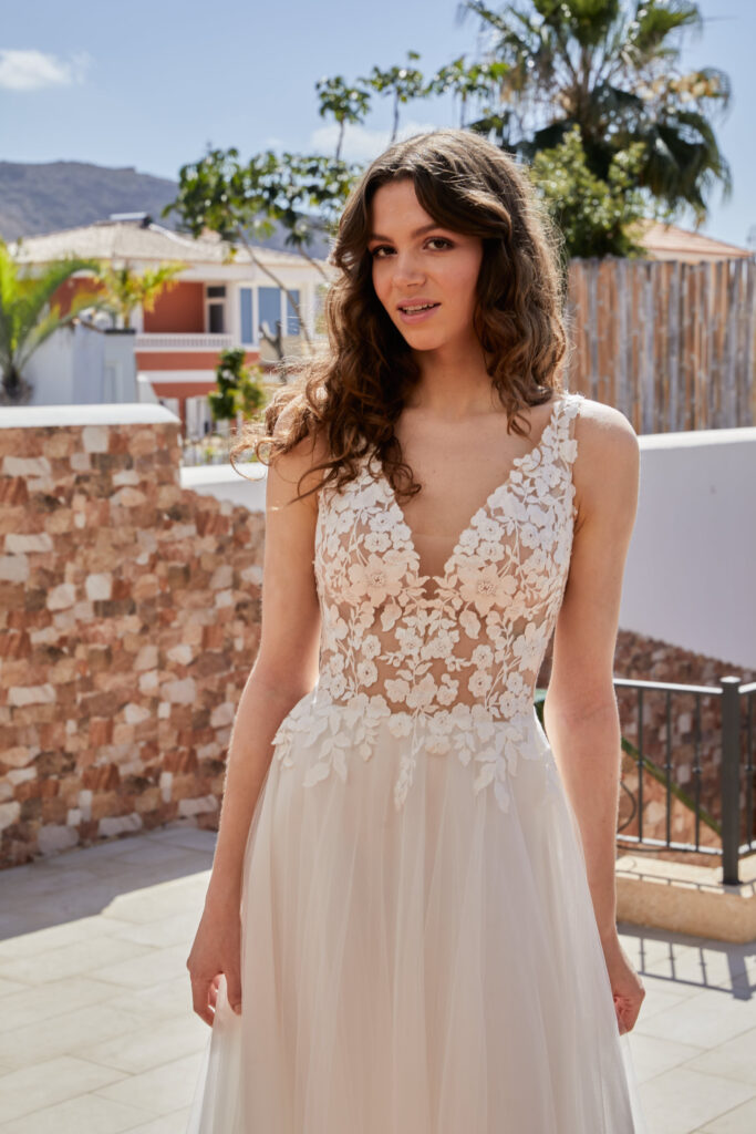 Lisa Donetti Hochzeitskleid vom Hersteller Euro Mode nahe Ansicht von vorne