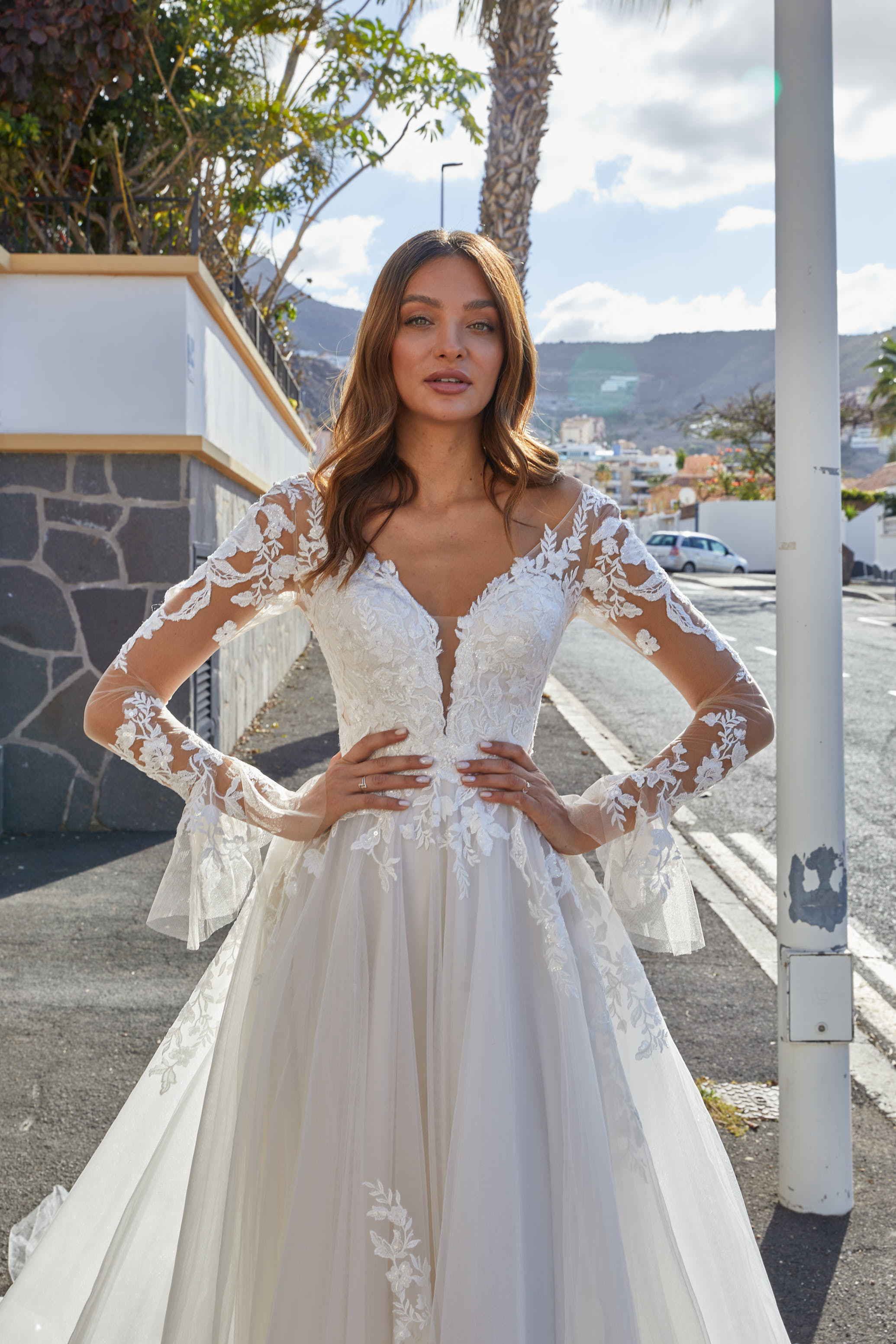 Nahe Ansicht von vorne einer Braut im Novabella Brautkleid von Euro Mode.