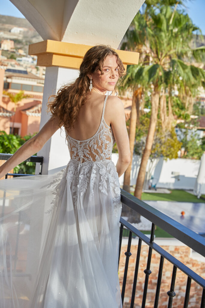 Diane Legrand Hochzeitskleid von hinten vom Hersteller Euro Mode