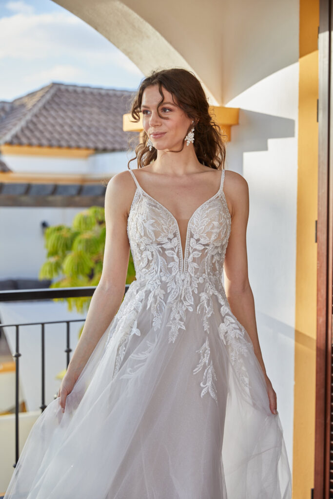 Nahe Ansicht von vorne einer Braut im Diane Legrand Brautkleid vom Hersteller Euro Mode